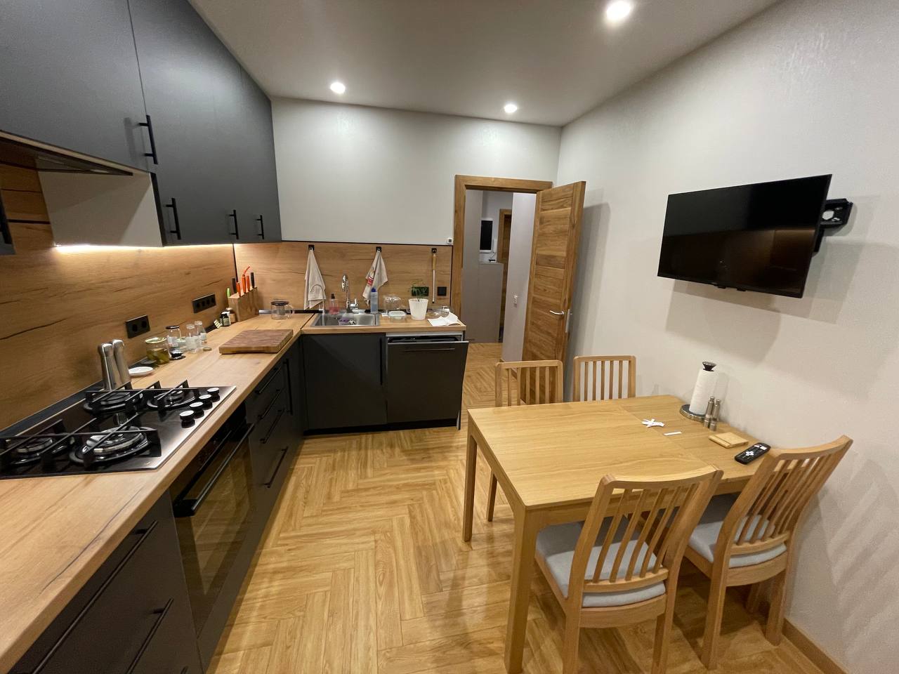 Плинтус МДФ ламинированный Modern Decor 008 2400×70×16 фото в интерьере